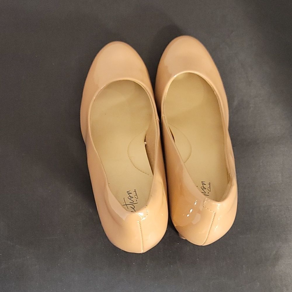 CLARKS COLLECTION ROUND TOE SLIP-ON PUMP - Picture 4 of 16